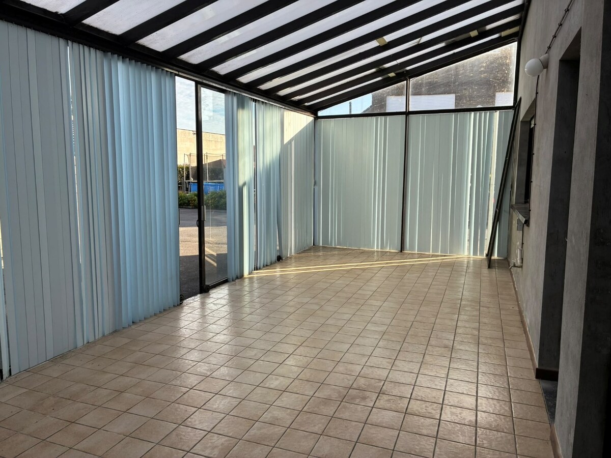 Woning met 2 slaapkamers en ruime veranda in de vijfwegen! 
