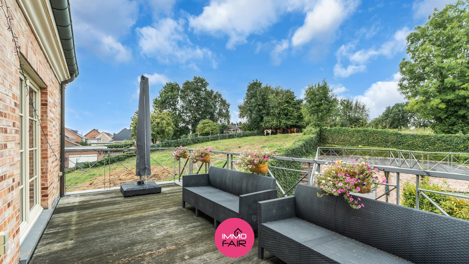 Ruim duplex appartement met privatief terras en garage in Hees 
