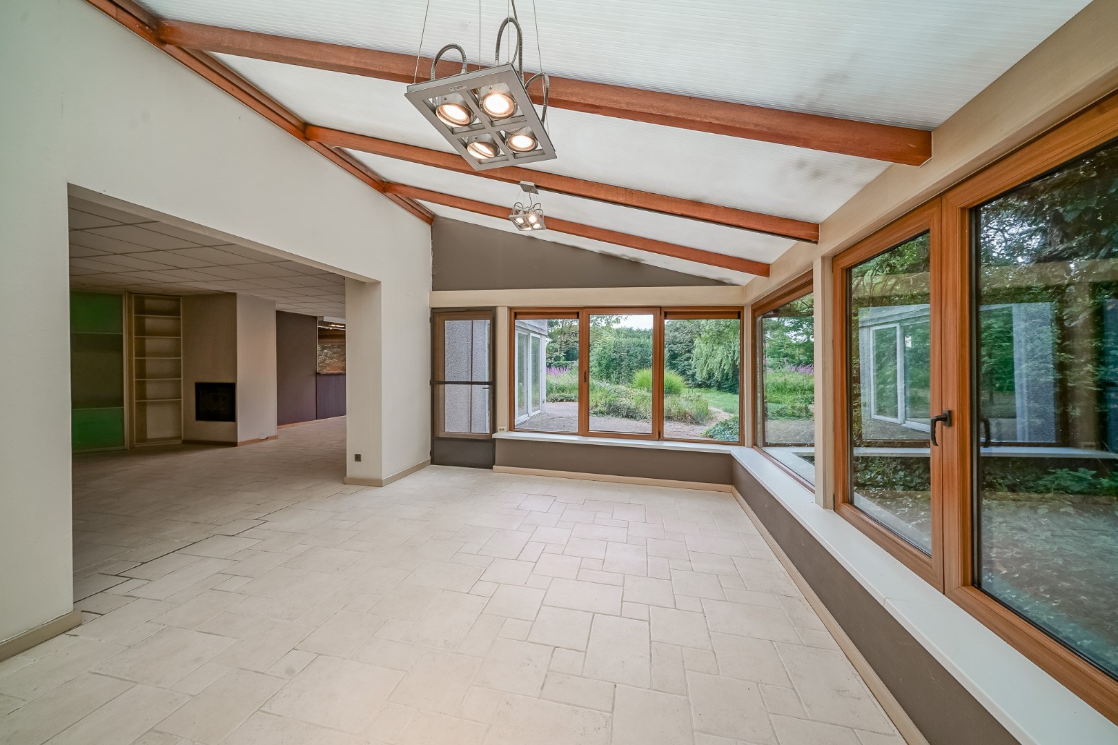 Winkelruimte met magazijn en woonst te Oostende 