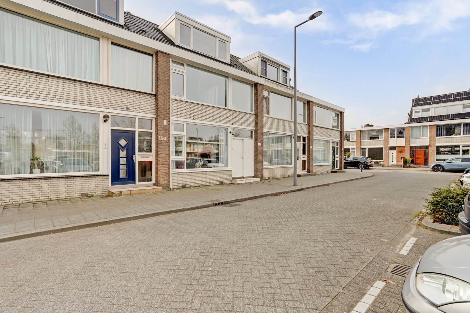 In het geliefde "Lage Land' is gelegen deze uitgebouwde 5-kamer tussenwoning met zonnige en diepe tuin en geheel gelegen op eigen grond. 