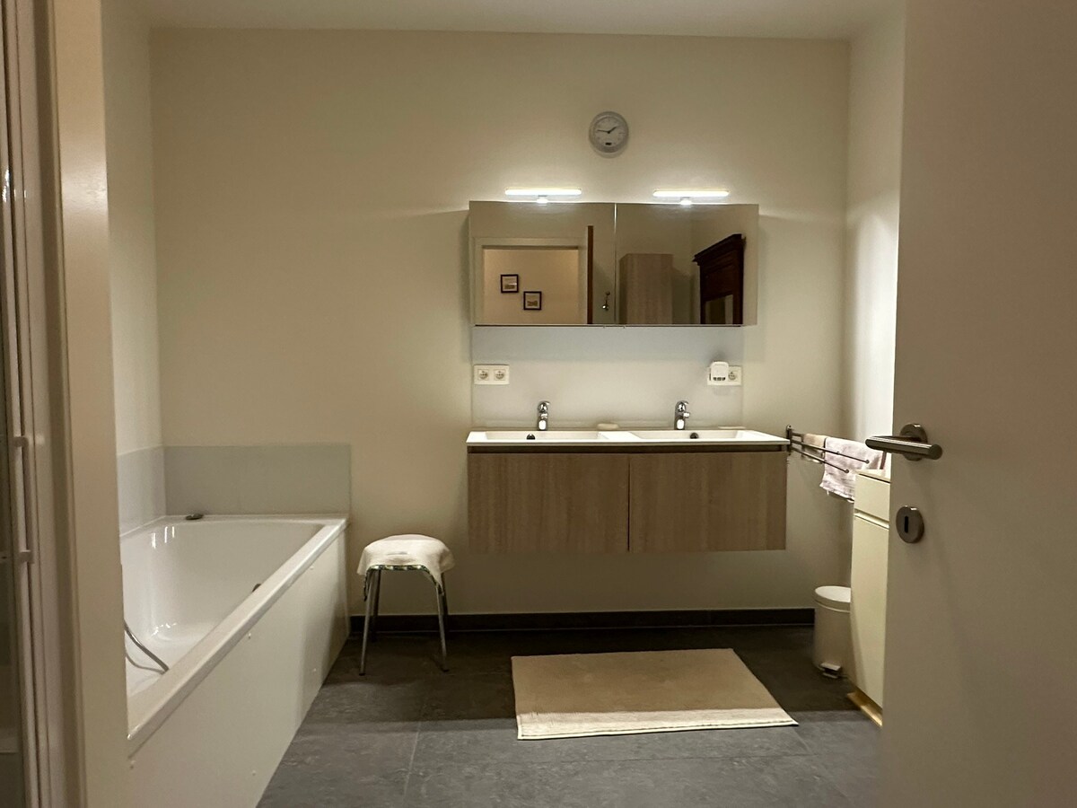 Recent appartement met 2 slaapkamers, terras 