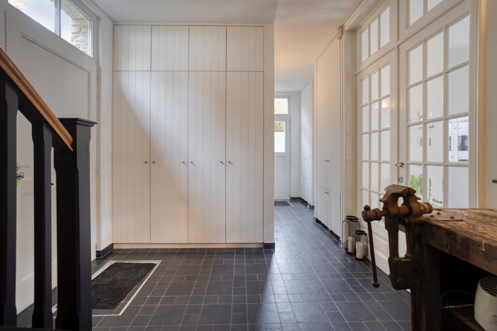 Prachtige woning met een bew. opp. van 302 m², 6 slpk, 3 bk en prachtige tuin met zwembad 