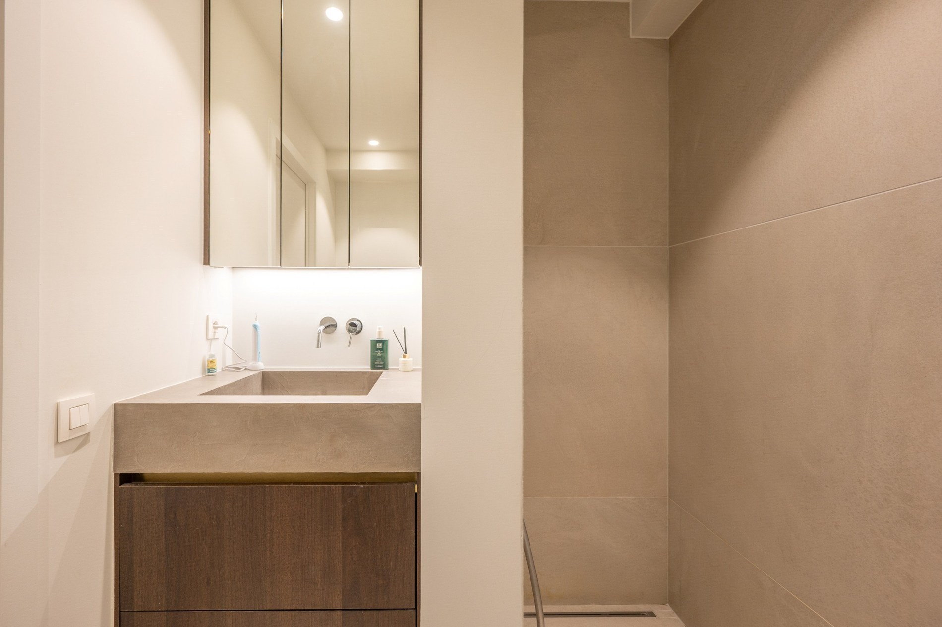 OPENDEURDAG Zaterdag 29/08 - tussen 14u en 16u:  Luxueus volledig gerenoveerd 3 slaapkamer appartement te Parmentierlaan gelegen nabij de Zeedijk. 