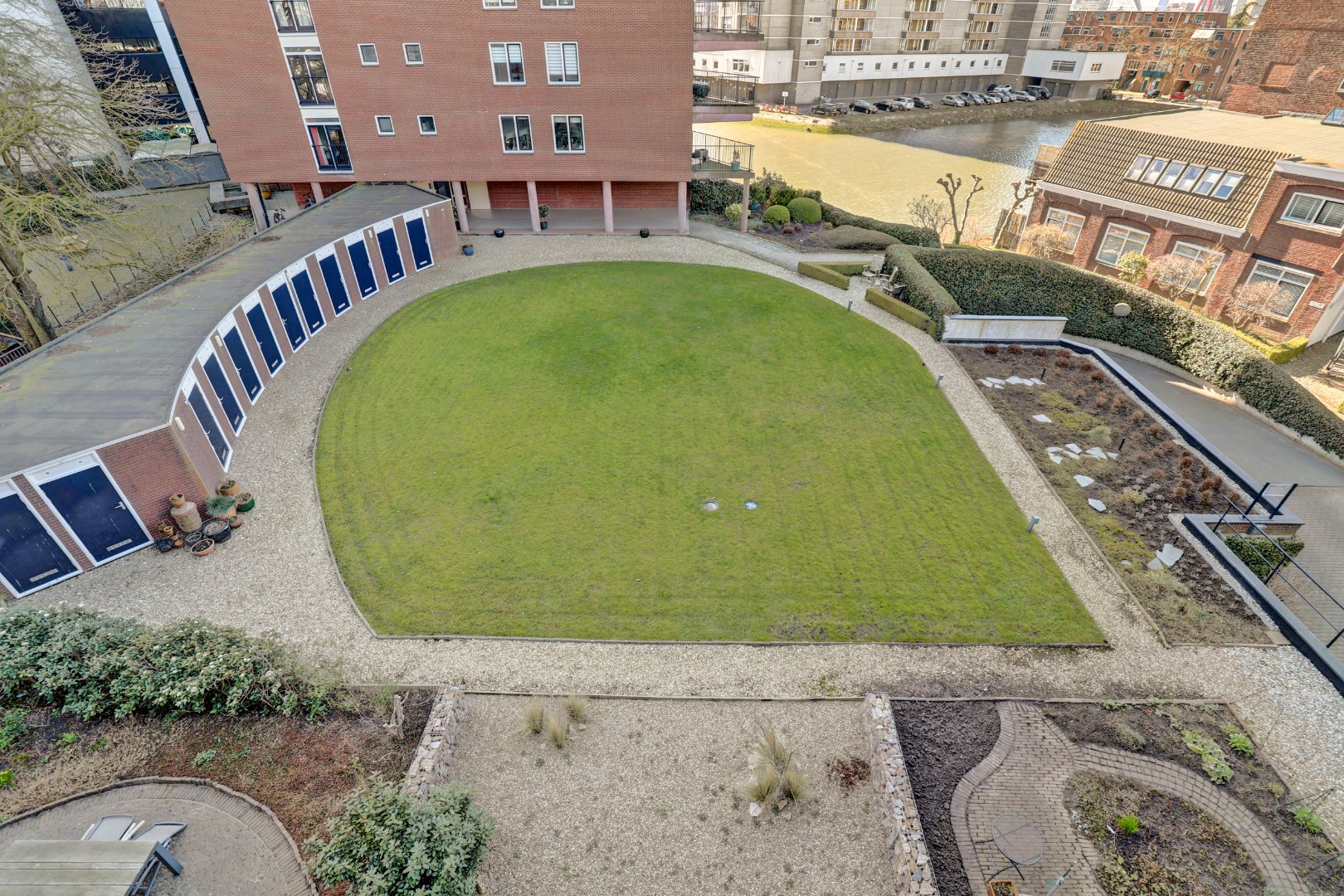 Luxe uitgevoerde 2- (voorheen 3) kamer appartement op de 3e etage met fraaie keuken, badkamer, balkon met uitzicht en gelegen op eigen grond. 