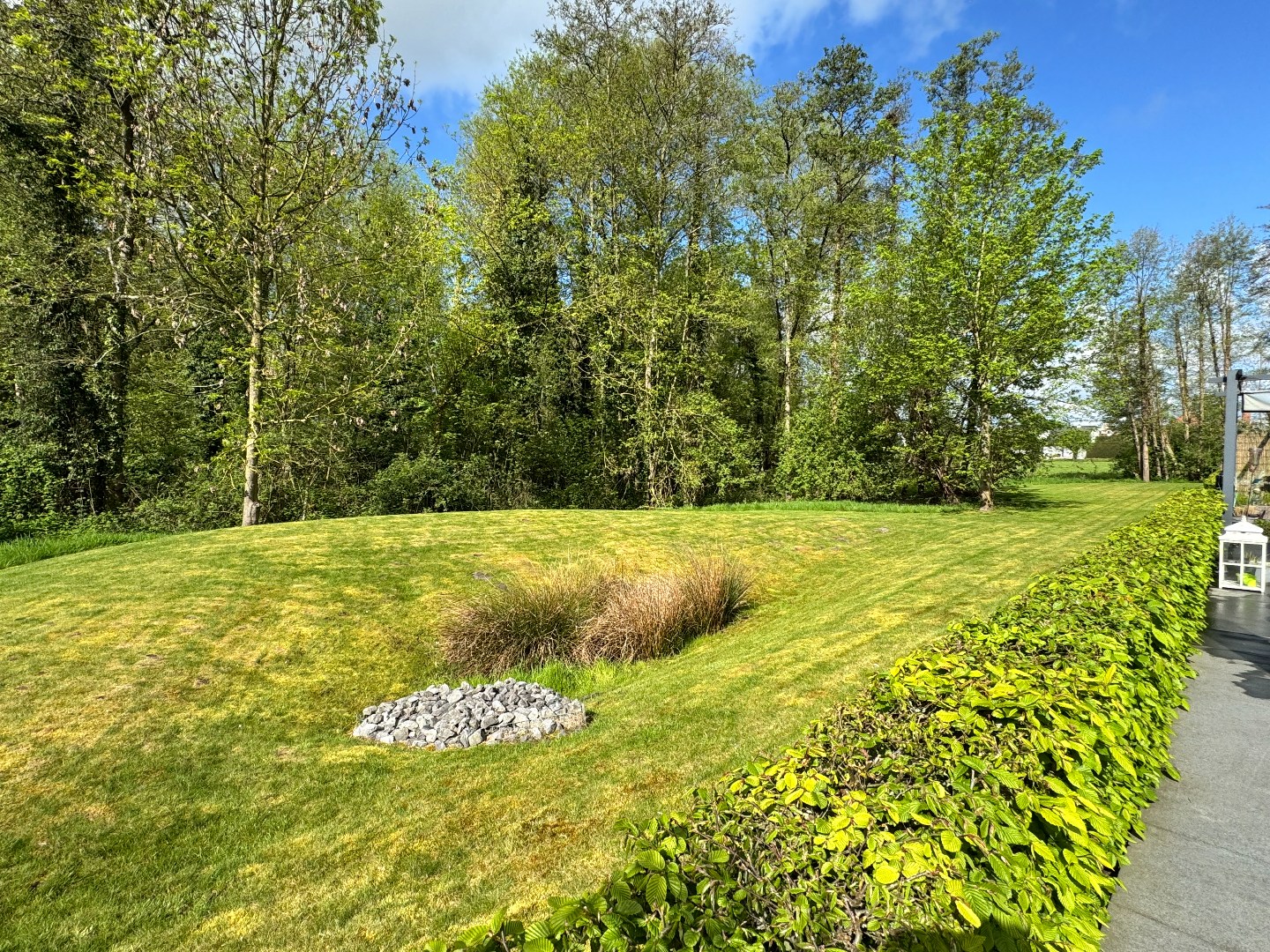 Prachtig zonnig en energievriendelijk appartement op het gelijkvloers met dubbele garage. 