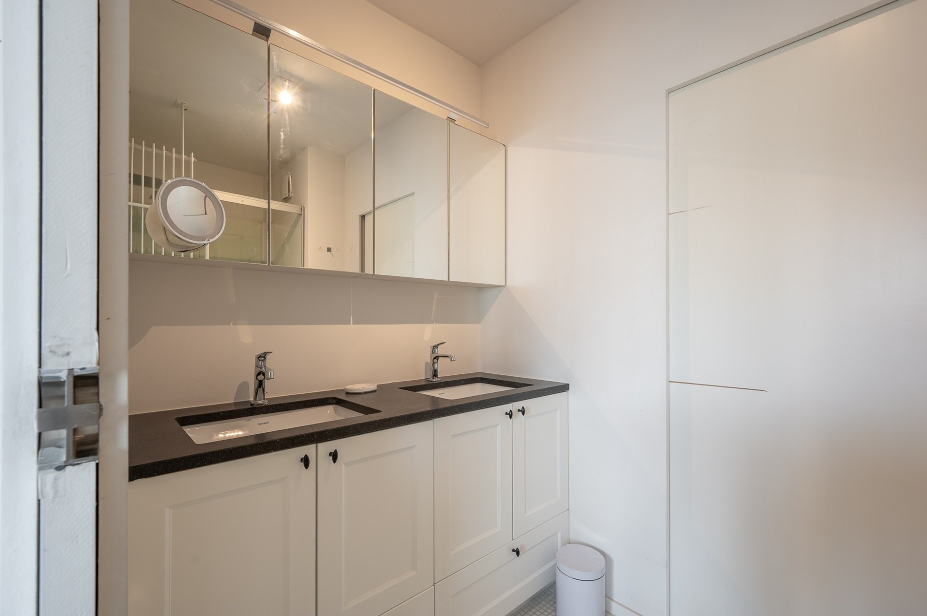 Appartement confortable avec terrasse ensoleillée et vue partielle sur la mer dans un emplacement de premier choix. 