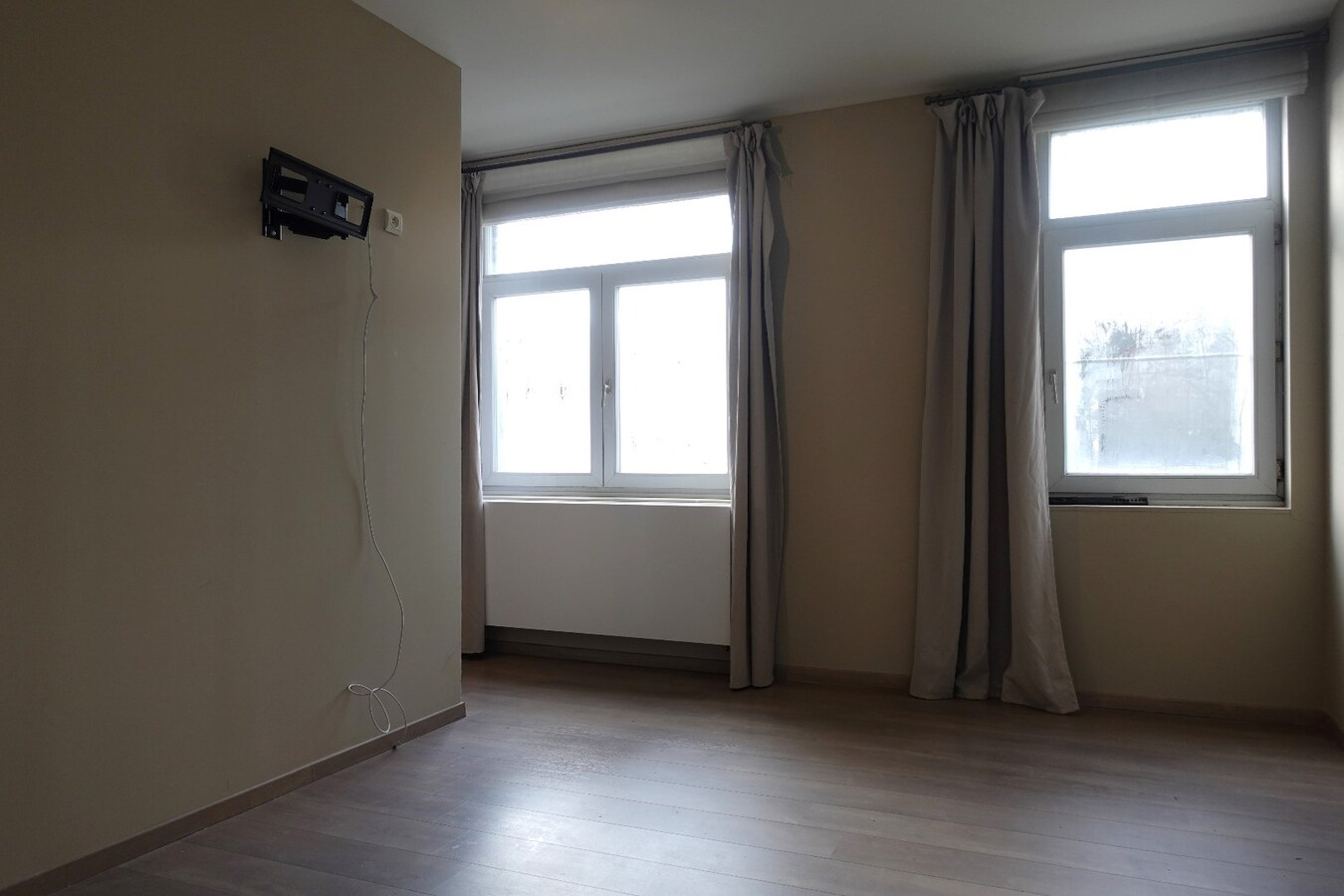 Gerenoveerde, instapklare rijwoning met 4 slaapkamers en uitweg 