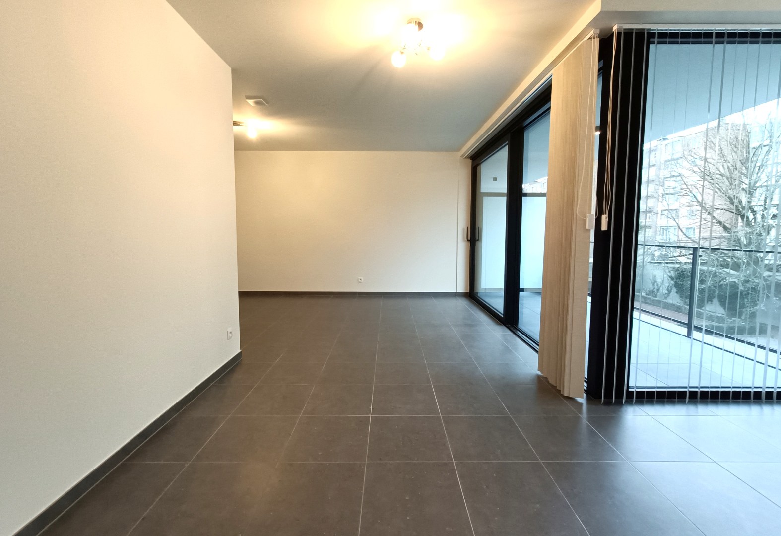 MODERN APPARTEMENT MET RUIM TERRAS EN AUTOSTAANPLAATS 