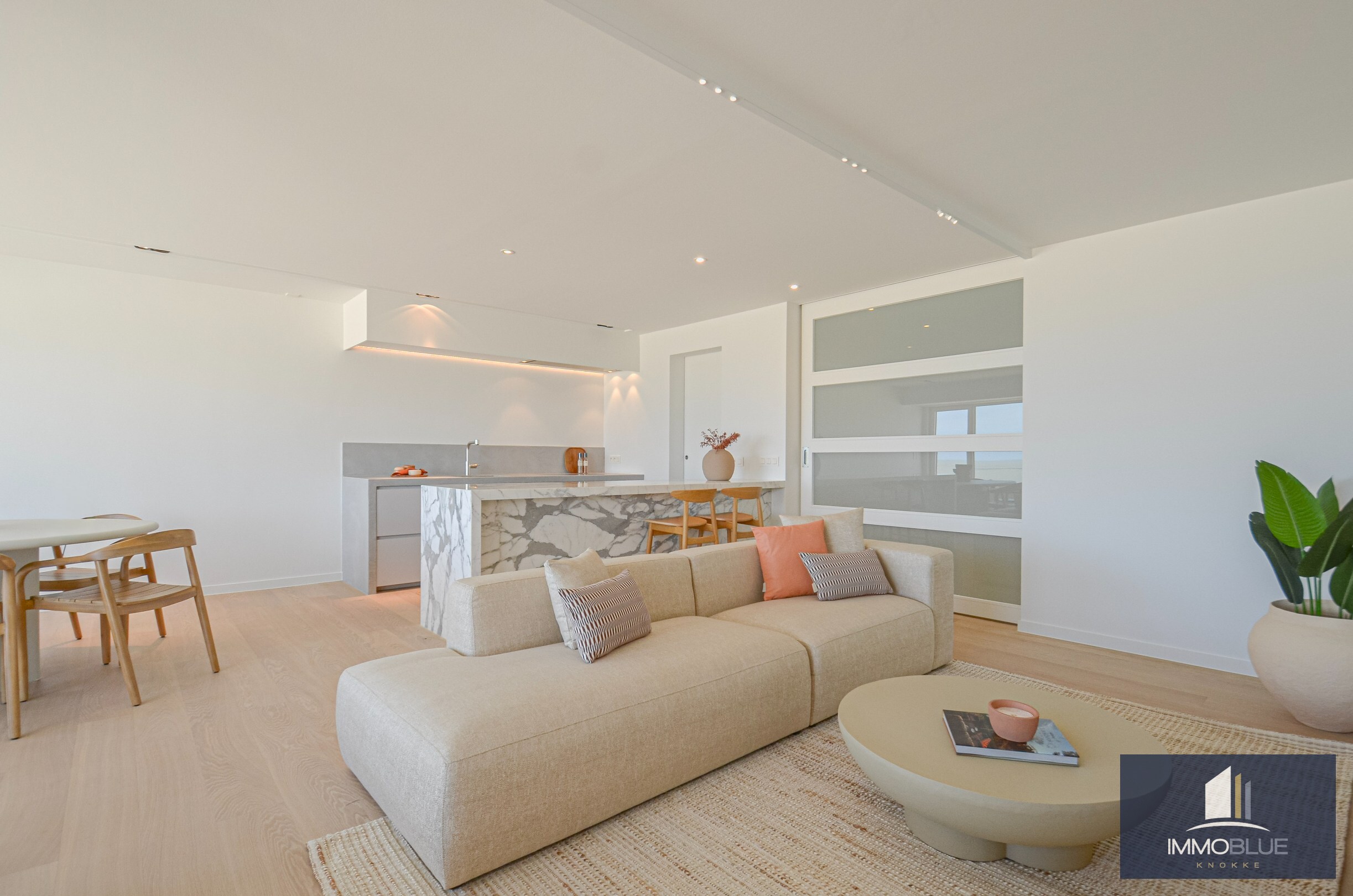 Exclusief – Stijlvol volledig gerenoveerd appartement met frontaal zeezicht. 