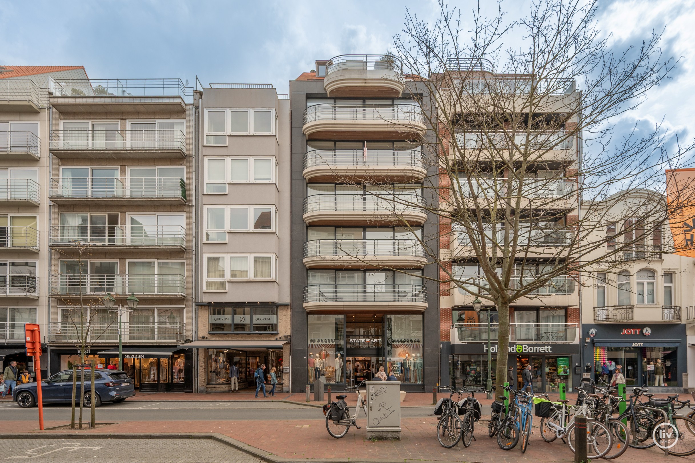 Dit charmante appartement onderscheidt zich door een uitzonderlijke gevelbreedte van maar liefst 9 meter en een ideale oriëntatie aan de zonnekant van de Lippenslaan. 