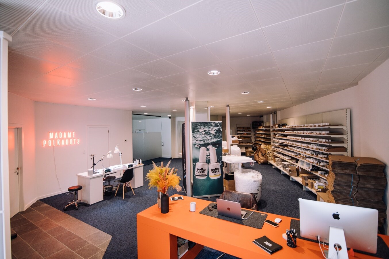 Ruim commercieel pand met parking. Uitstekende ligging nabij station en ziekenhuis. 