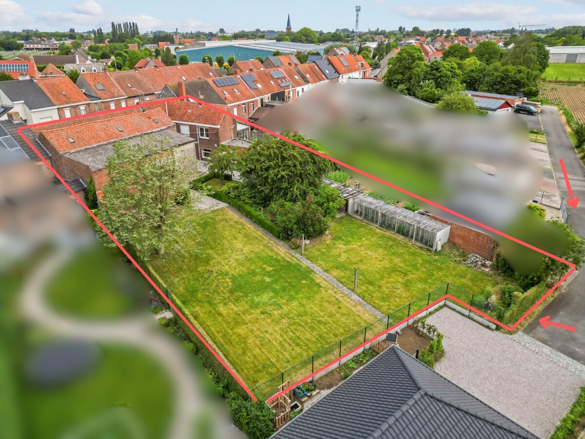 Kloeke woning met vier slaapkamers en ruim magazijn in Hulste. 
