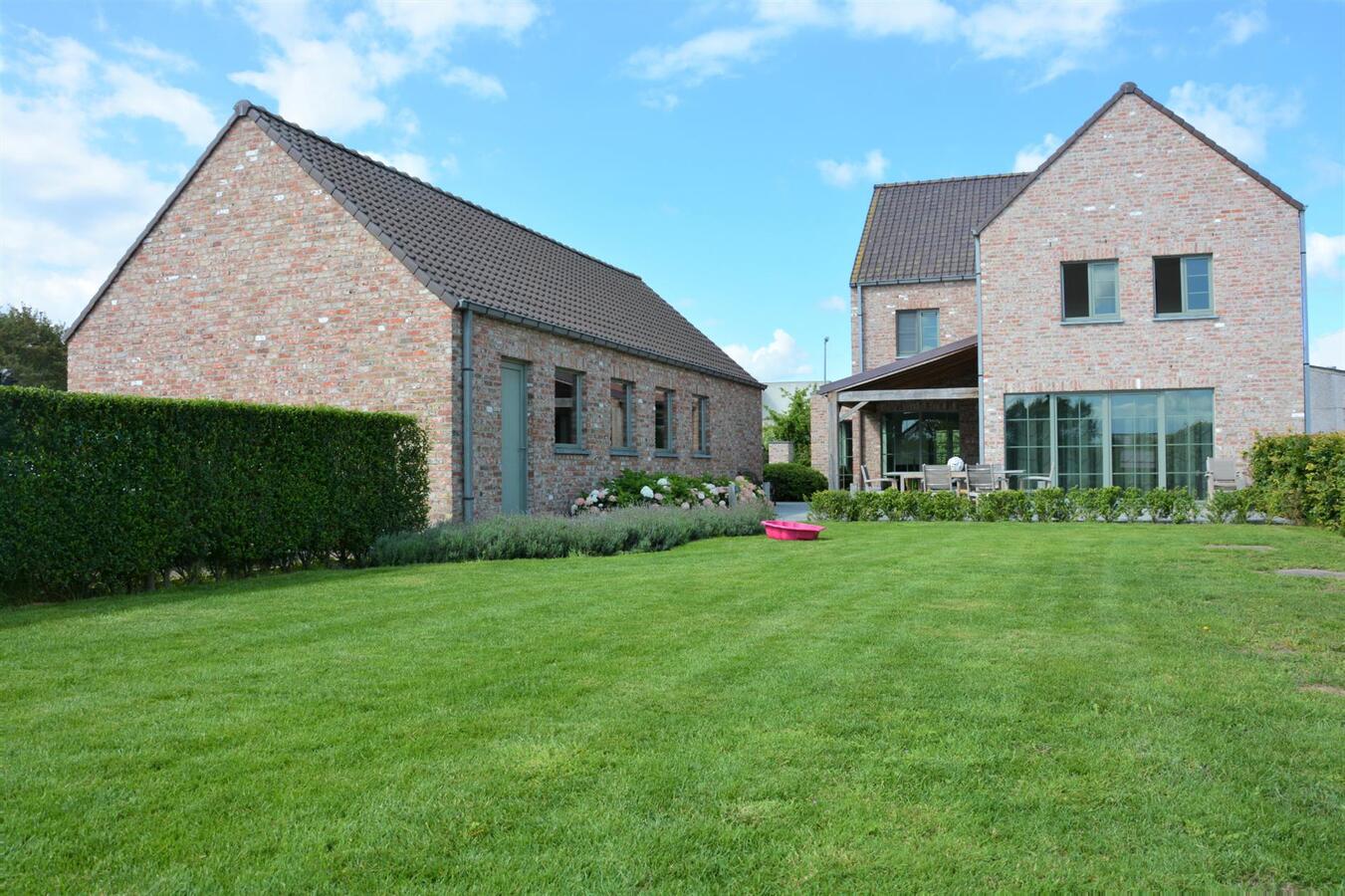 Prachtige recente villa met bijgebouw 