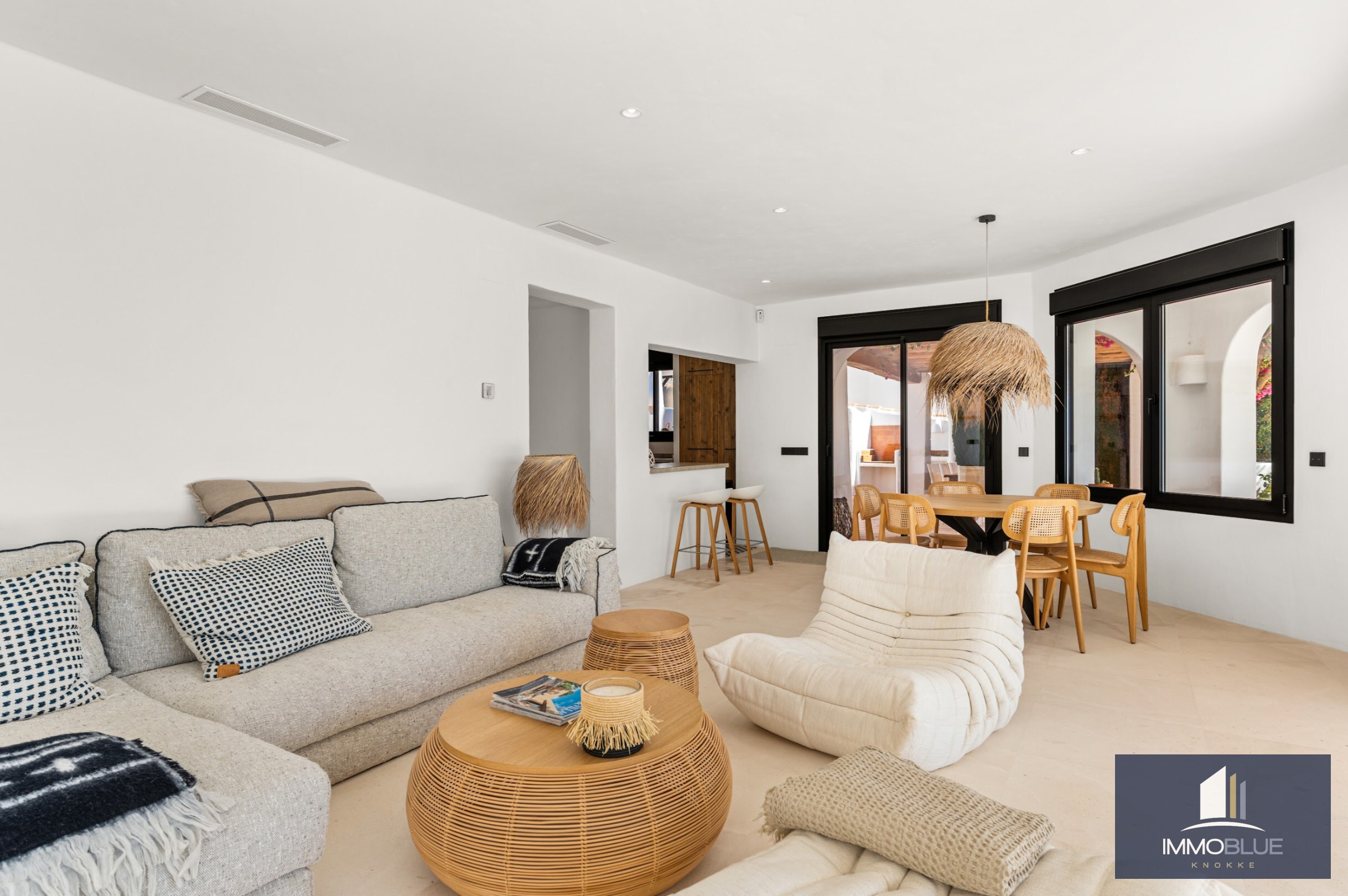 Villa méditerranéenne rénovée avec vue sur mer dans un environnement côtier calme 