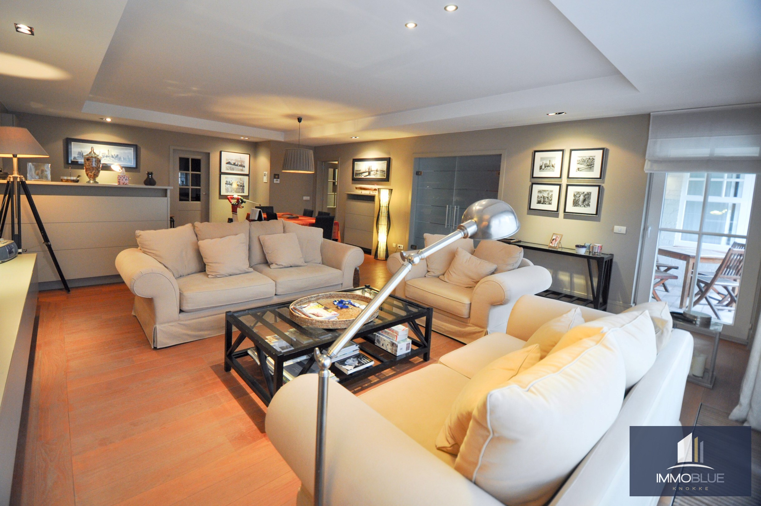 Appartement avec terrasse ensoleillée et garage intégré. 