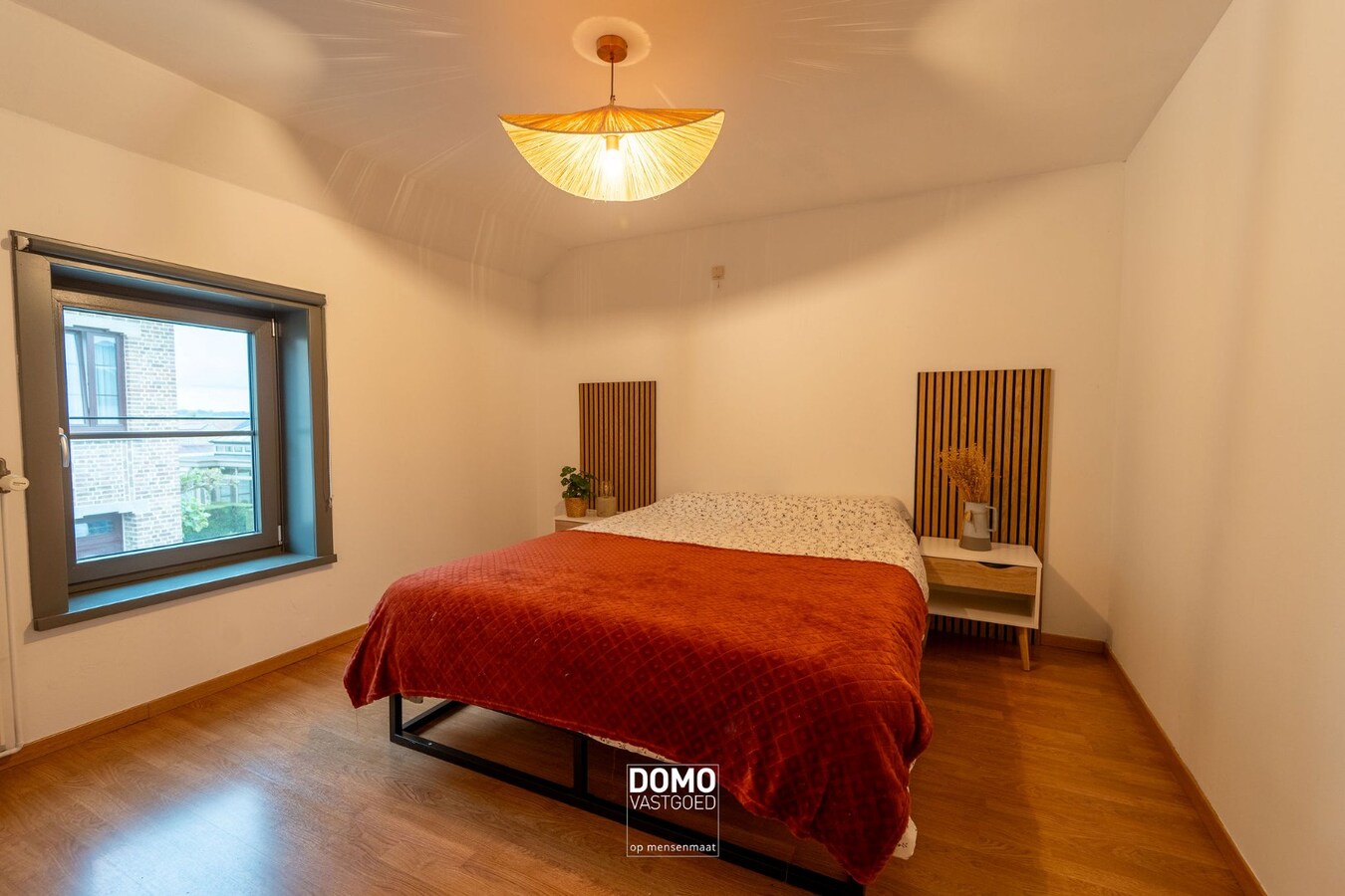 RUIME, INSTAPKLARE EN GERENOVEERDE WONING MET KANTOORGEBOUW INCLUSIEF PARKEERGELEGENHEID, TUIN EN ZWEMBAD TE MIELEN BOVEN AALST (GINGELOM) 