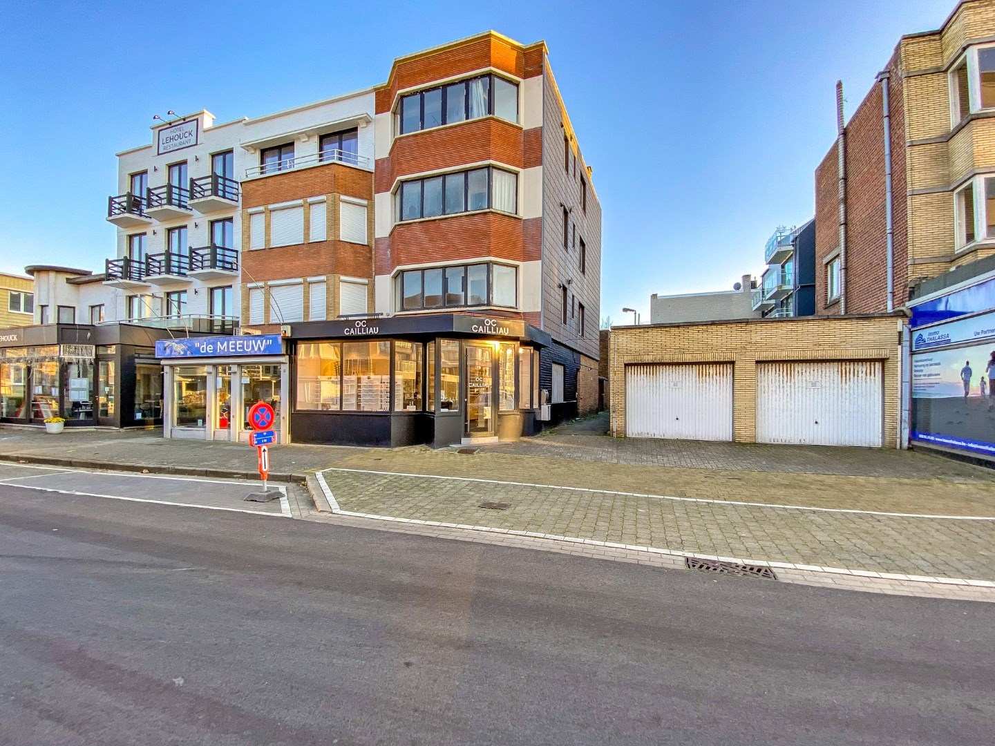 Te renoveren appartementsgebouw op 300m van de zee te Koksijde. 