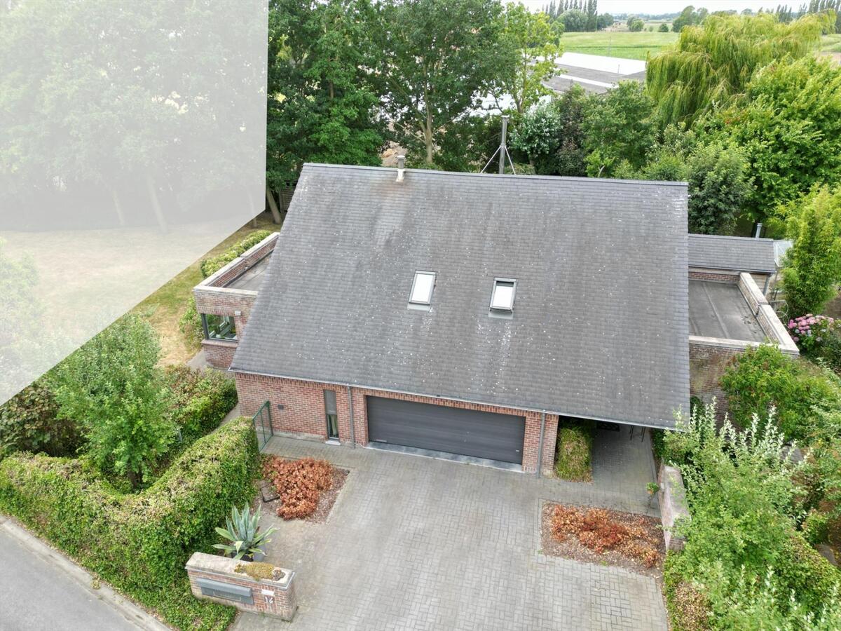 Zéér rustig gelegen woning met 5 slaapkamers en kantoorruimte te Kortemark 