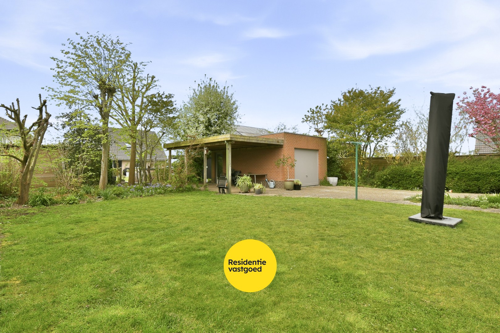 Instapklare woning met 4 slaapkamers, garage en carport 