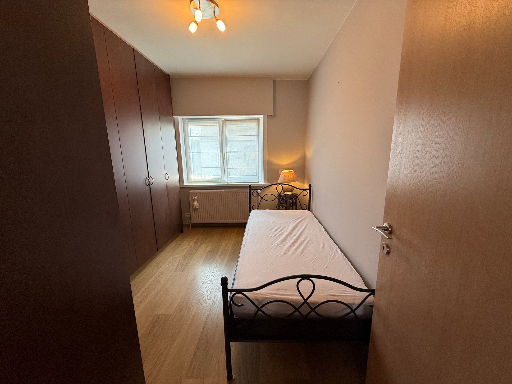 Non meublé - Maison bien entretenue avec trois chambres située dans le vieux Knokke, à distance de marche du centre commercial de Knokke et du Zoute. 