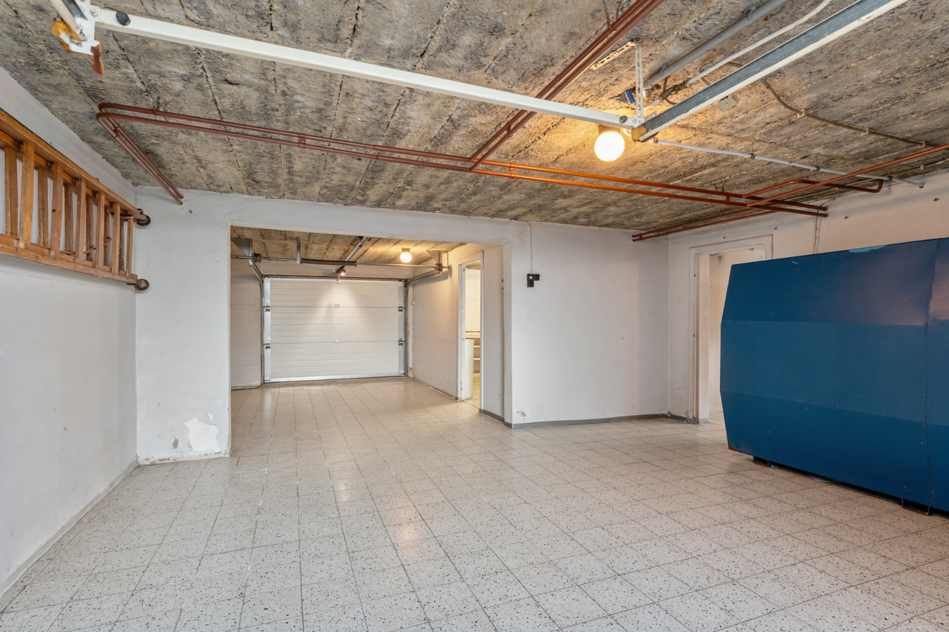 Op te frissen, halfvrijstaande gelijkvloerse woning gelegen in een rustige omgeving op 8a58ca. 