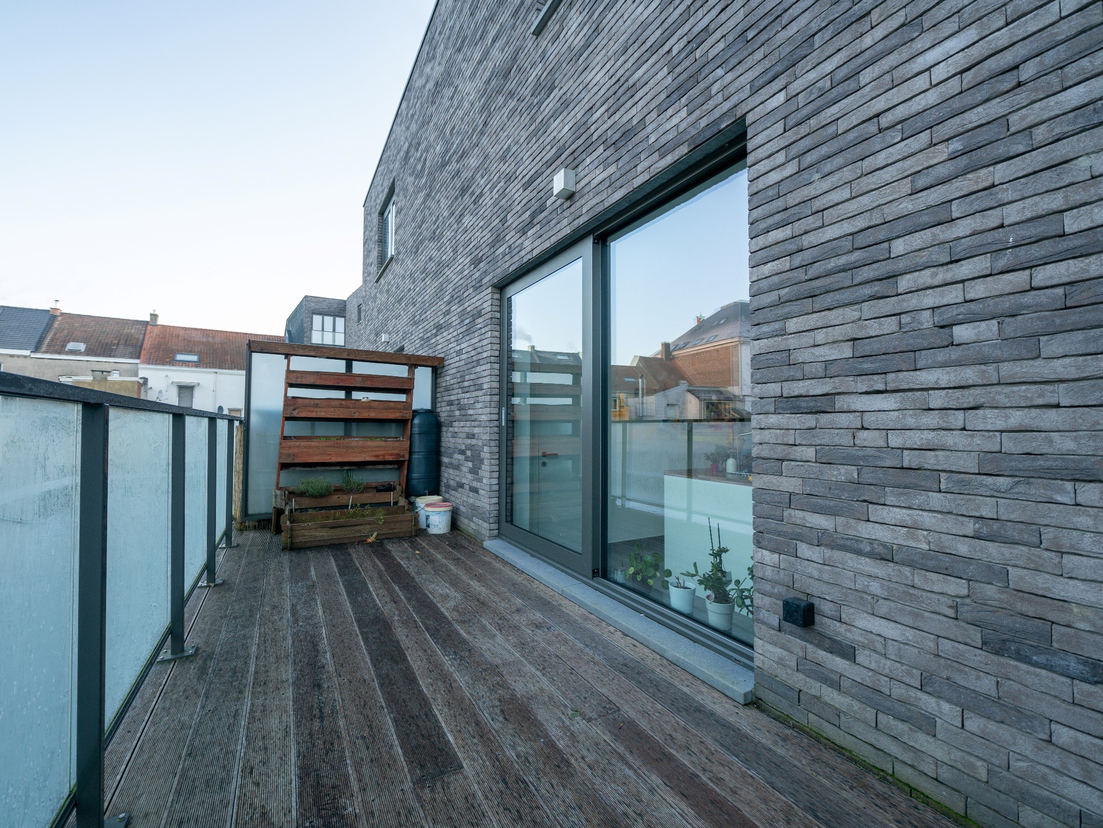 Nieuwbouwappartement met 3 terrassen, staanplaats en kelder 