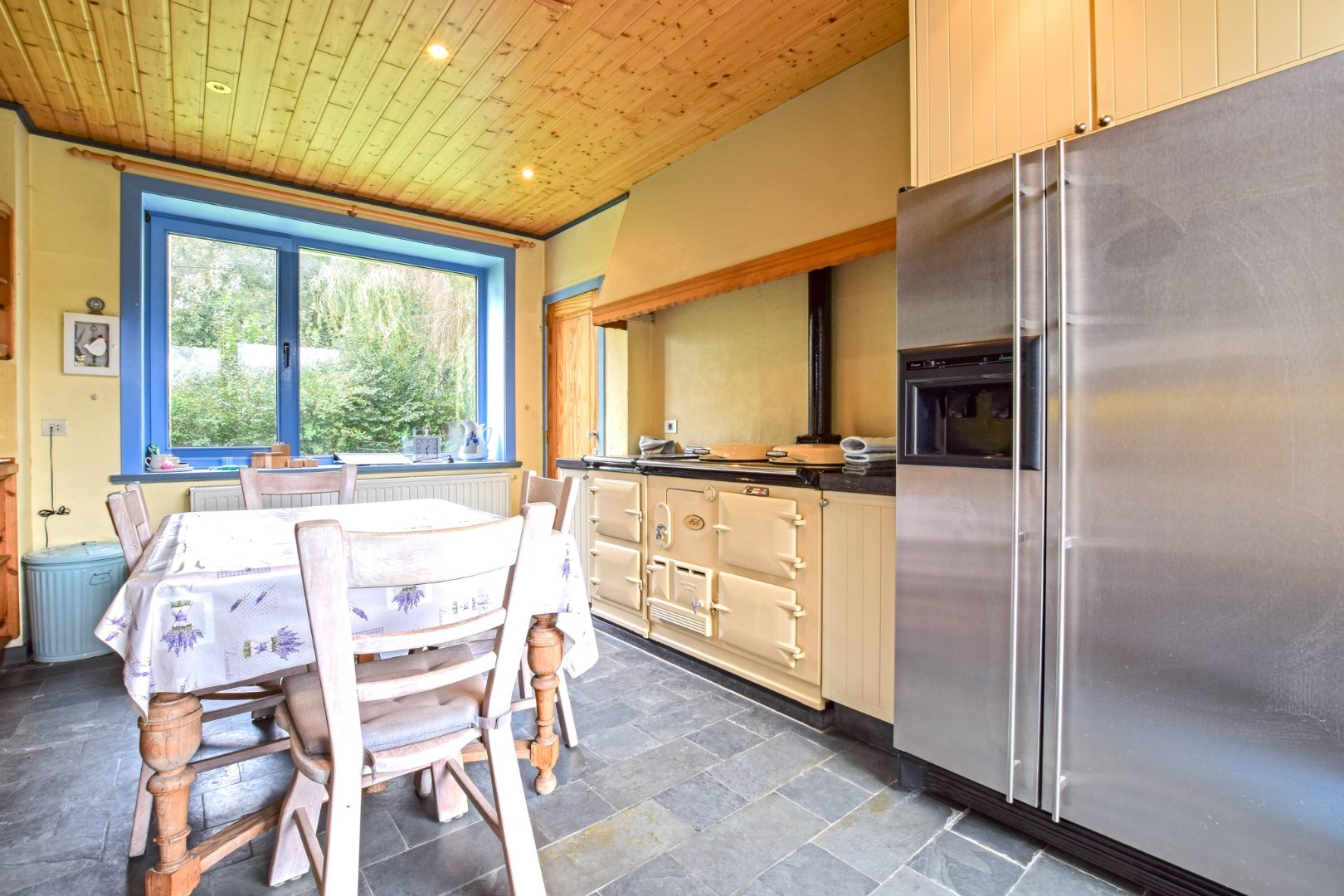 Uniek gelegen landhuis op 4334 m² gelegen te Diksmuide. 