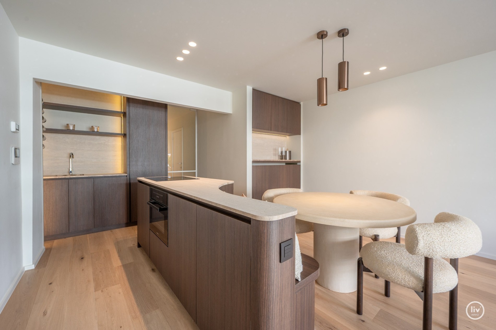 Appartement entièrement rénové avec terrasse situé sur l'avenue Lippens, près de la place Van Bunnen. 