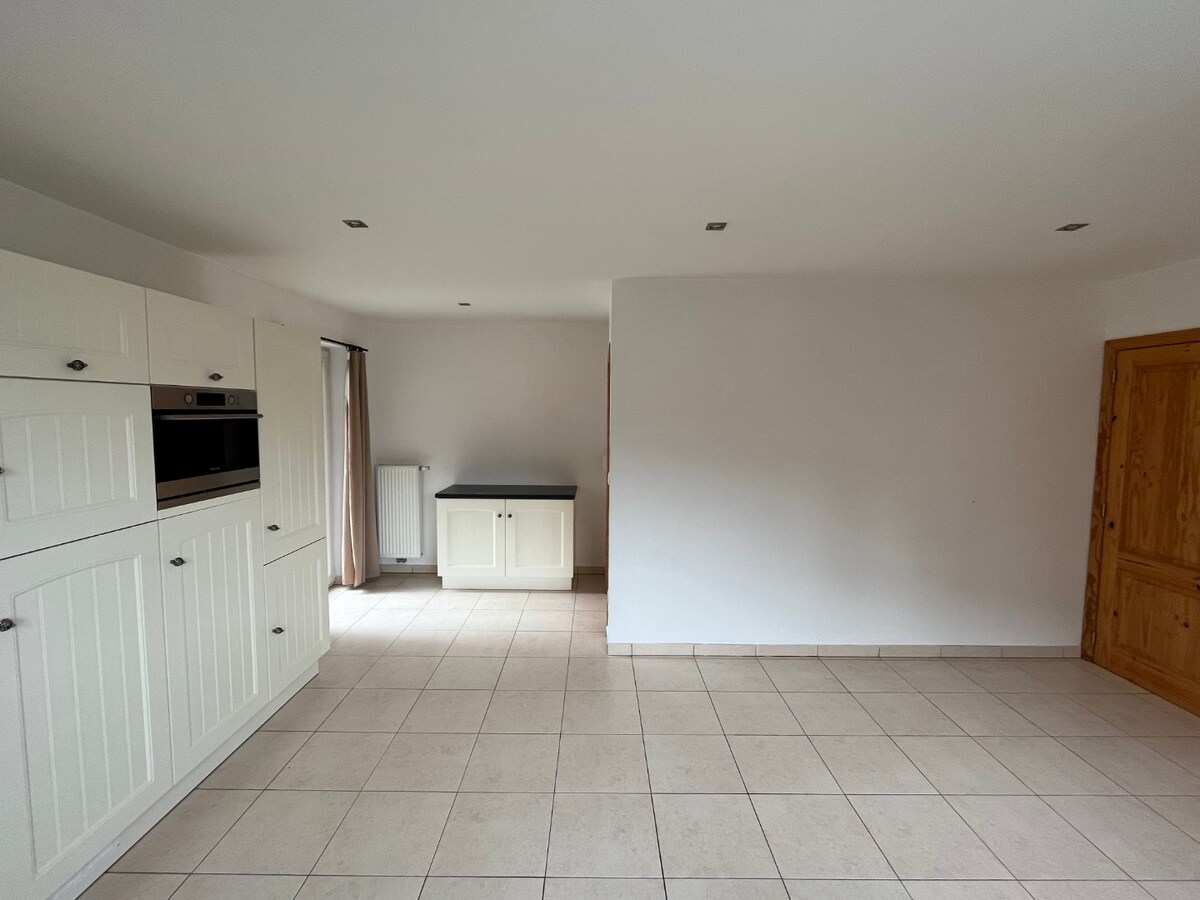 Bijzonder ruime, praktisch ingedeelde gezinswoning 