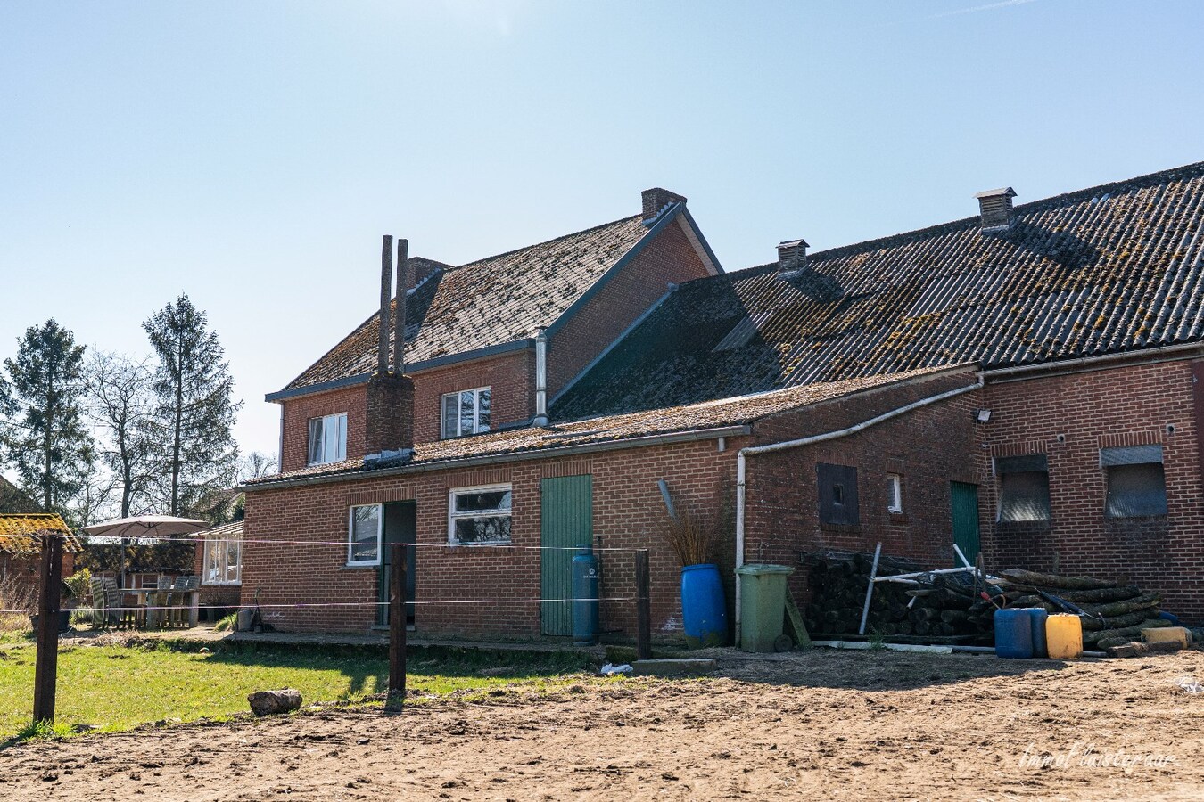 Ruime woning met stalgebouw op ca. 2,9 ha te Meerhout (Optie aankoop ca. 3 ha extra weiland) 