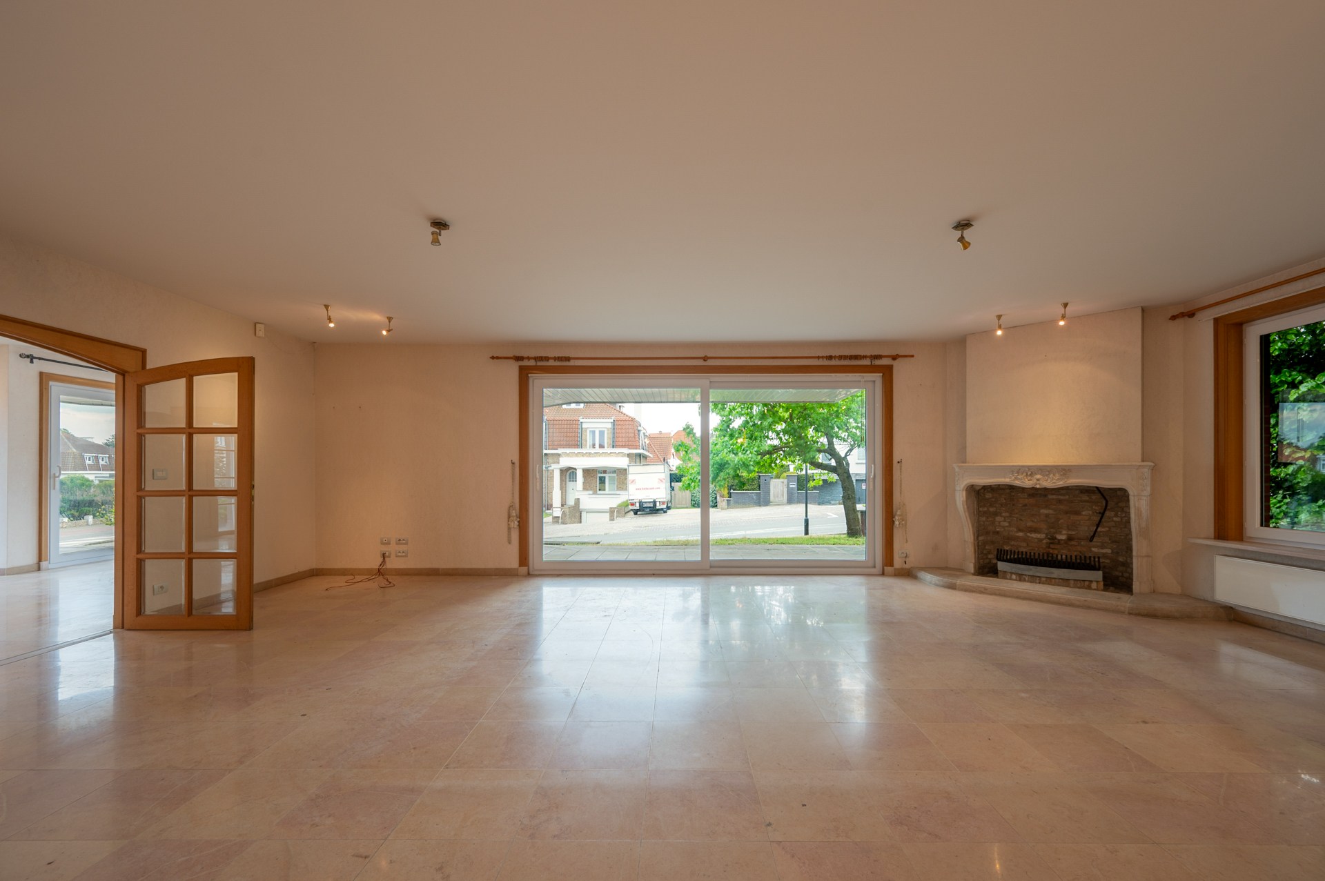 Ontdek deze karaktervolle villa, rustig gelegen in het gegeerde Duinbergen, op wandelafstand van het strand (incl. zeer ruime dubbele inpandige garage) 