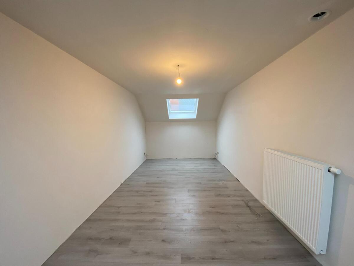 Ruime, energiezuinige nieuwbouwwoning met loods te Brielen 