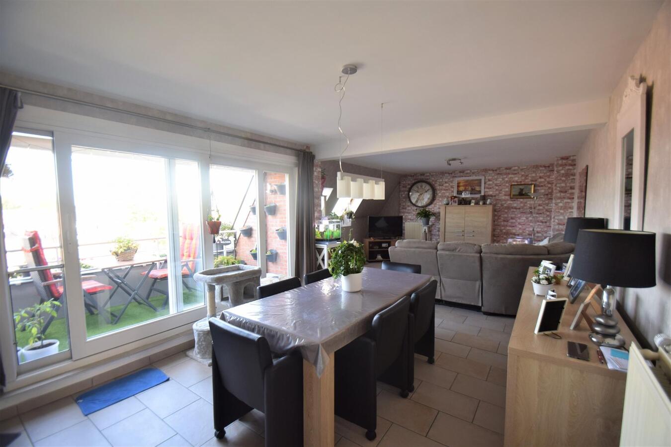 Mooi appartement met zonnig terras op het dorpsplein van Ardooie  gelegen 