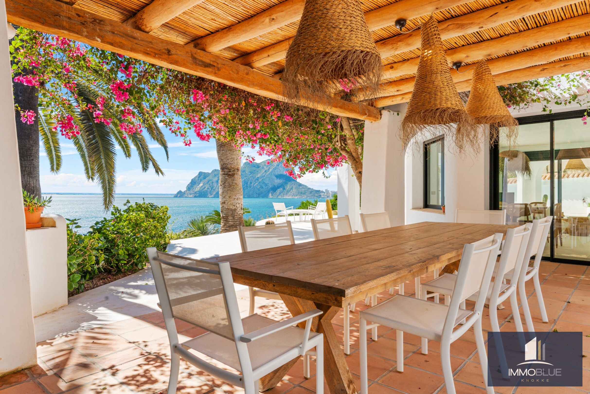 Villa méditerranéenne rénovée avec vue sur mer dans un environnement côtier calme 