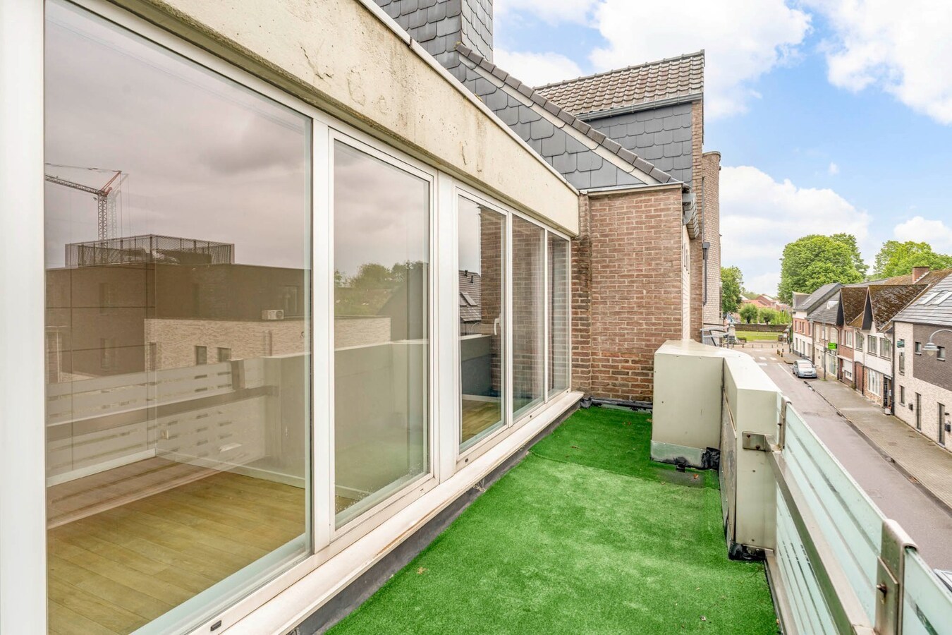 Comfortabel, zeer ruim appartement met 4 slaapkamers, terras en garage in het centrum van Neeroeteren! 