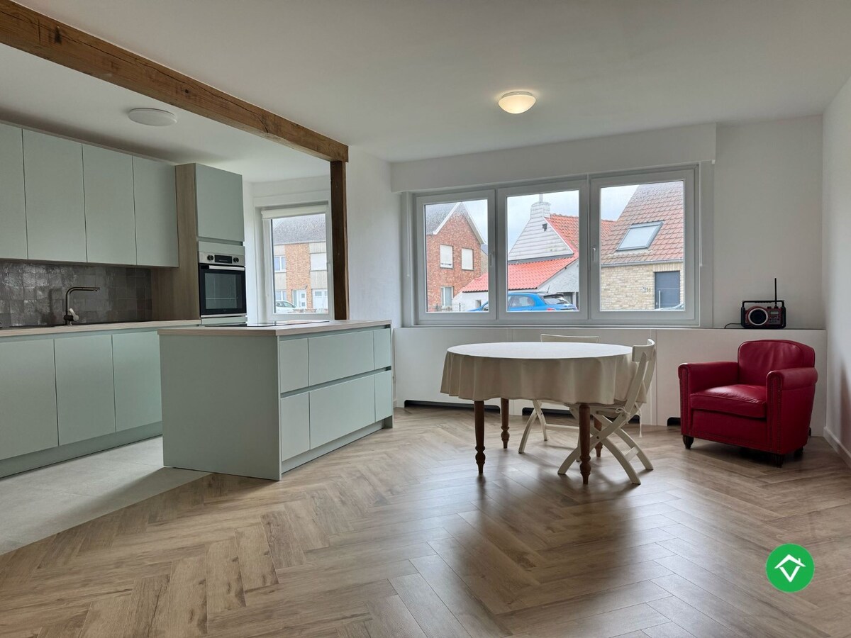 Gerenoveerd 2-slaapkamerappartement met tuin in Klemskerke, De Haan 