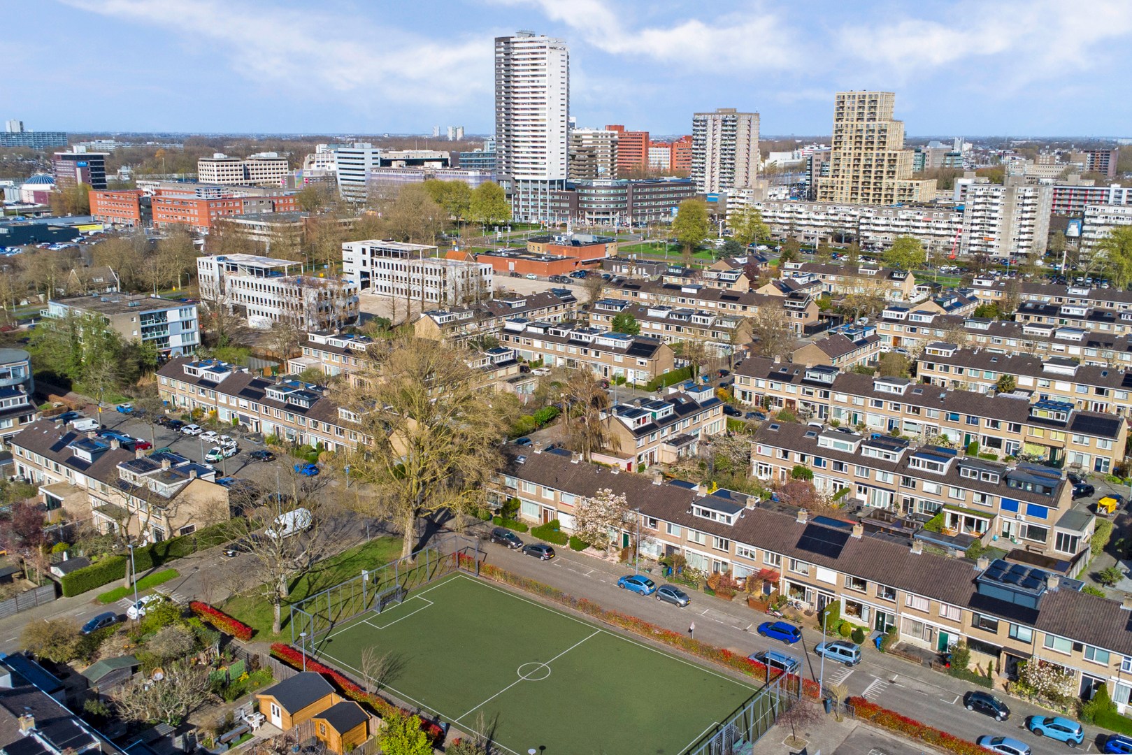 Op zoek naar een ruime 5-kamer woning op eigen grond waar u, uw wensen nog kunt uitvoeren ? 