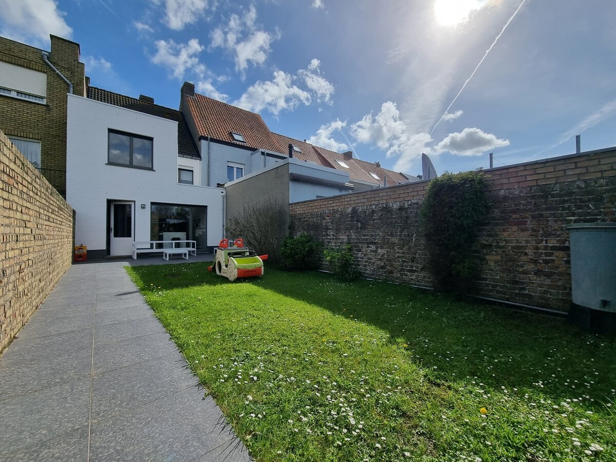 Aangename gezinswoning met tuin, garage &amp; achteruitgang - Heist 