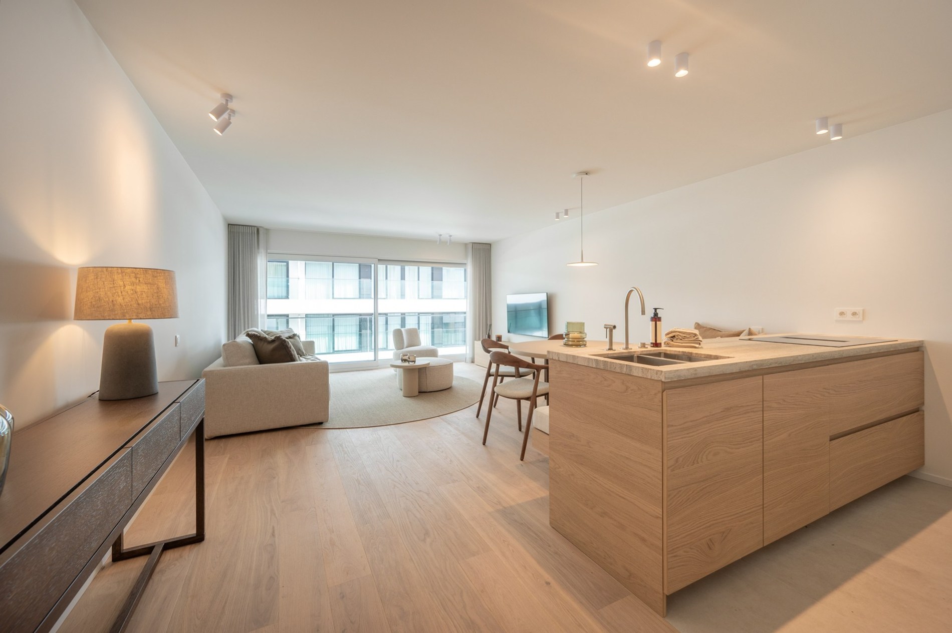 Appartement exclusivement rénové avec 3 chambres à vendre près de la plage d'Albert et de la place de la Lumière. 