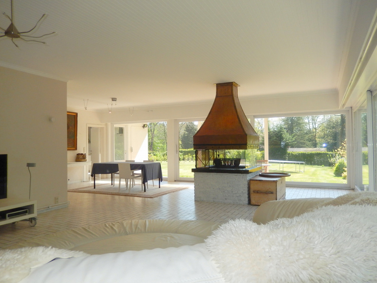 Unieke gemeubelde villa in het bos van Hertsberge 