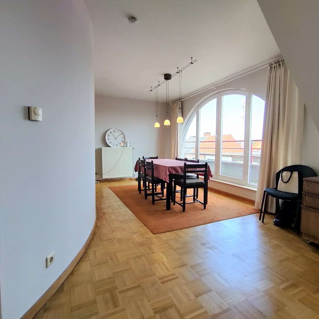 Dakappartement met 2 slaapkamers en groot zonnig terras in centrum van Geel 