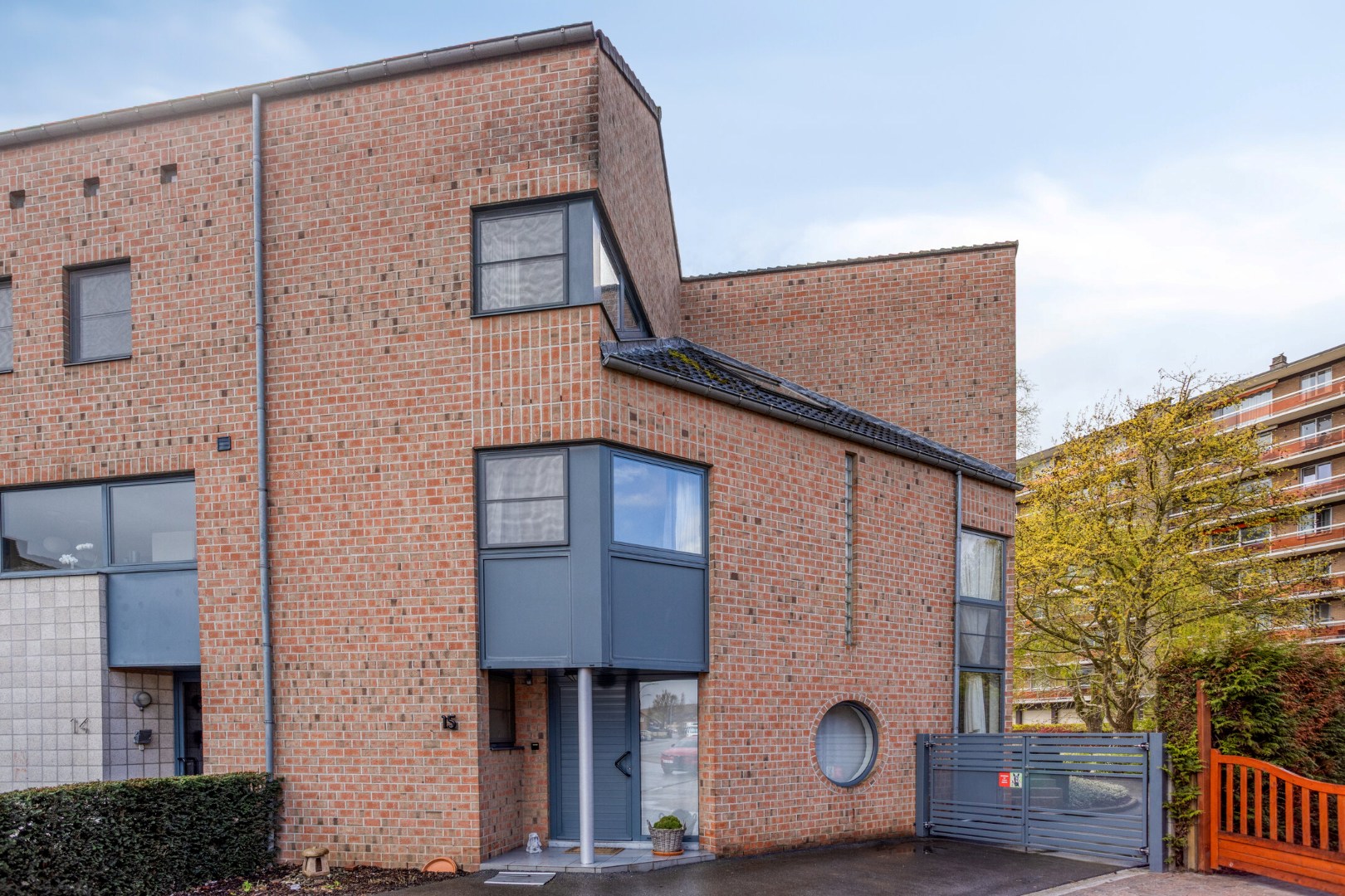 Instapklare halfopen bebouwing met 3 slaapkamers, tuin, terras en 2 carports in Kessel-Lo! – EPC 166 kWh/m² - bewoonbare opp. 146 m² 