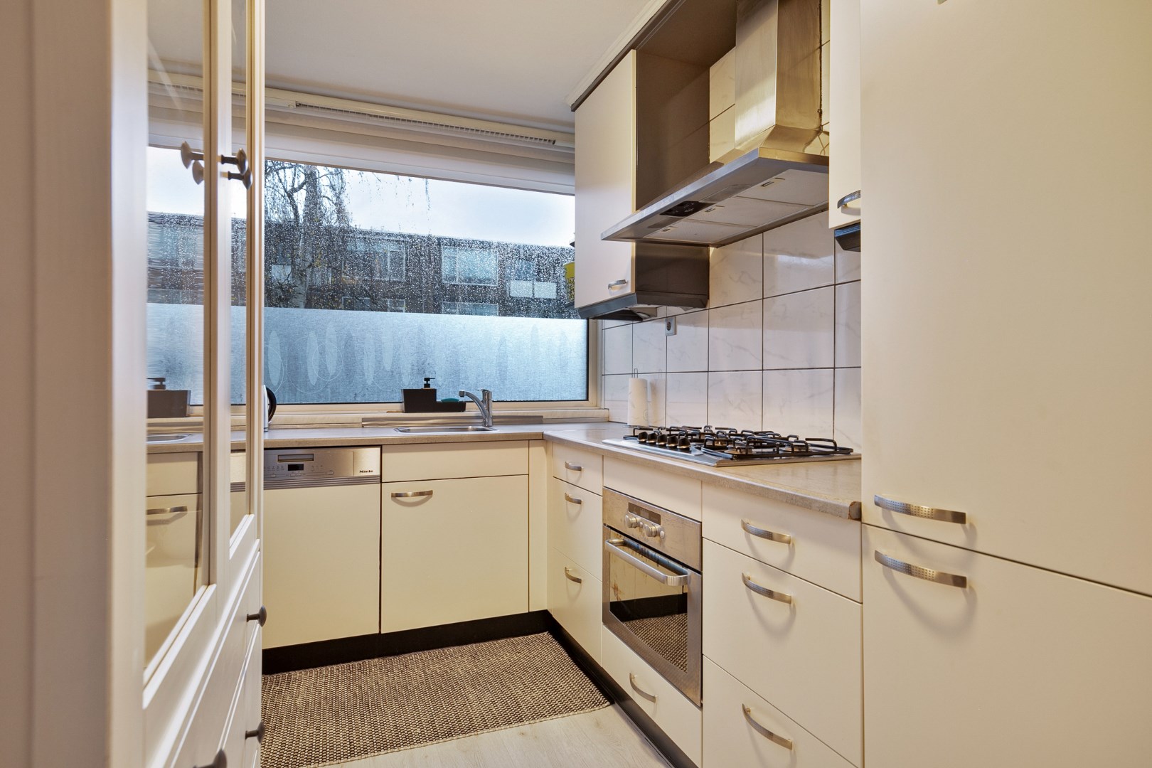 Instapklaar 3 kamer appartement op de 1e verdieping met keurige keuken en badkamer, balkon op het zuidoosten, berging in de onderbouw en gelegen op eigen grond. 