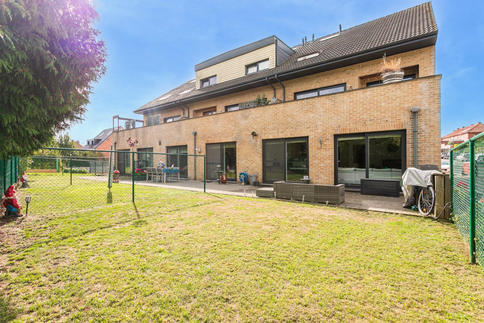 Instapklaar gelijkvloersappartement met 3 slaapkamers en tuin 
