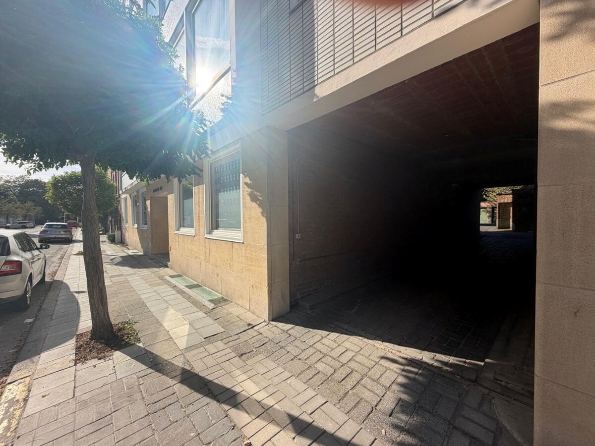 Afgesloten garage te koop in de Hoveniersstraat te Kortrijk ! 