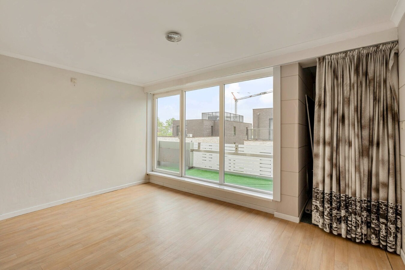 Comfortabel, zeer ruim appartement met 4 slaapkamers, terras en garage in het centrum van Neeroeteren! 