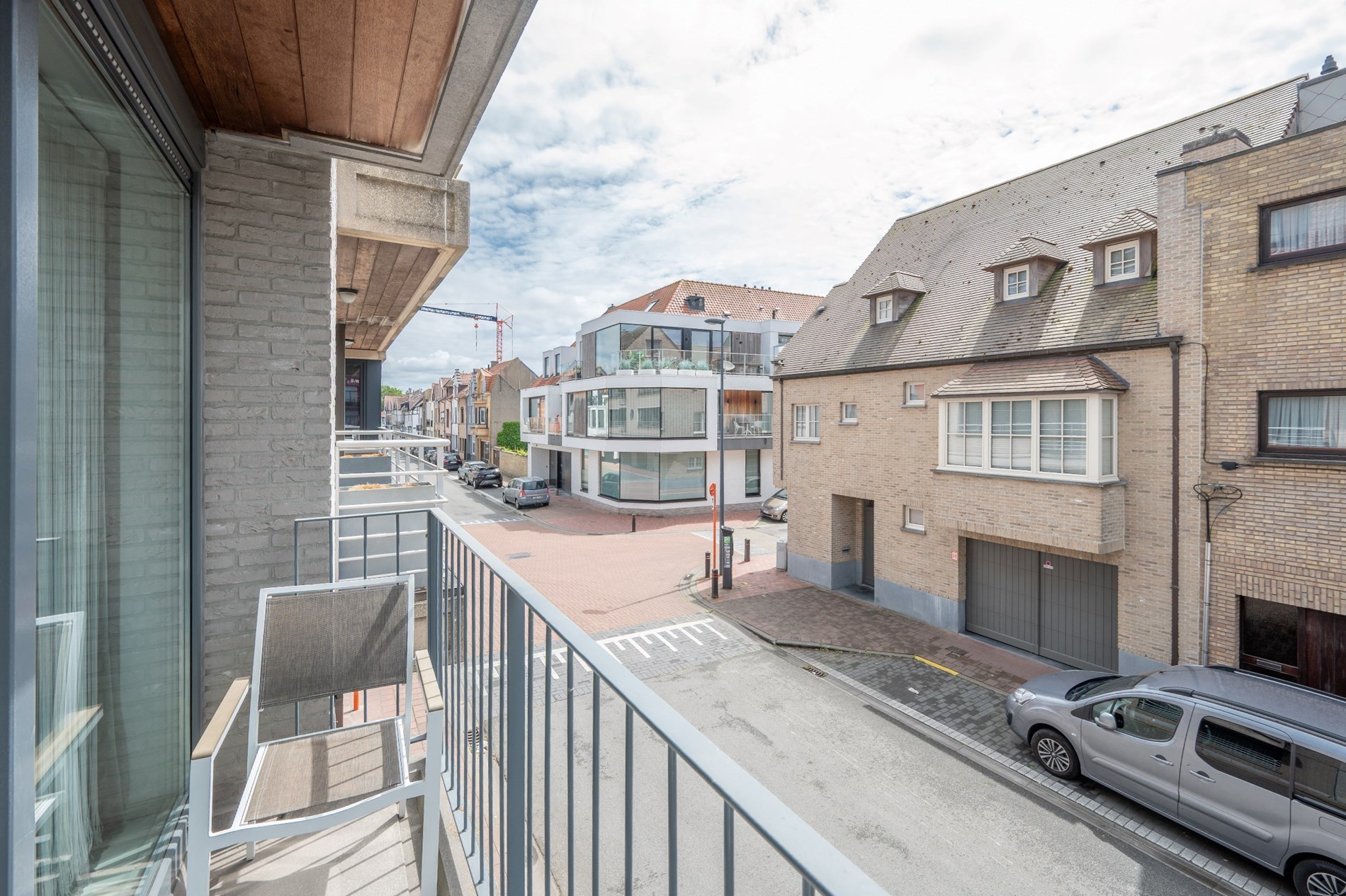 Lichtrijk appartement met dubbele terras en ruime lichtrijke leefruimte 