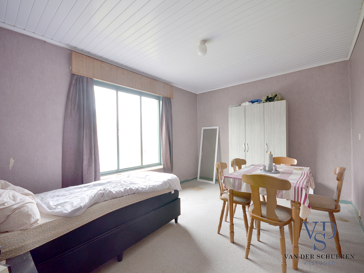 Zeer ruime, te renoveren woning (met enkele garage). Goed gelegen. 