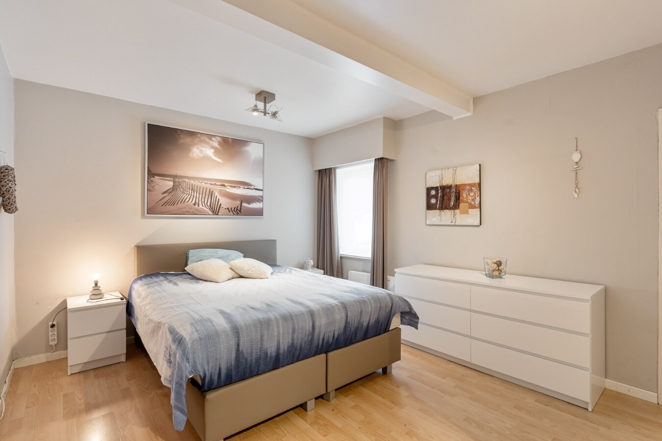 Gelijkvloers, degelijk appartement met 2 slaapkamers, ruim terras, carport en garage. 