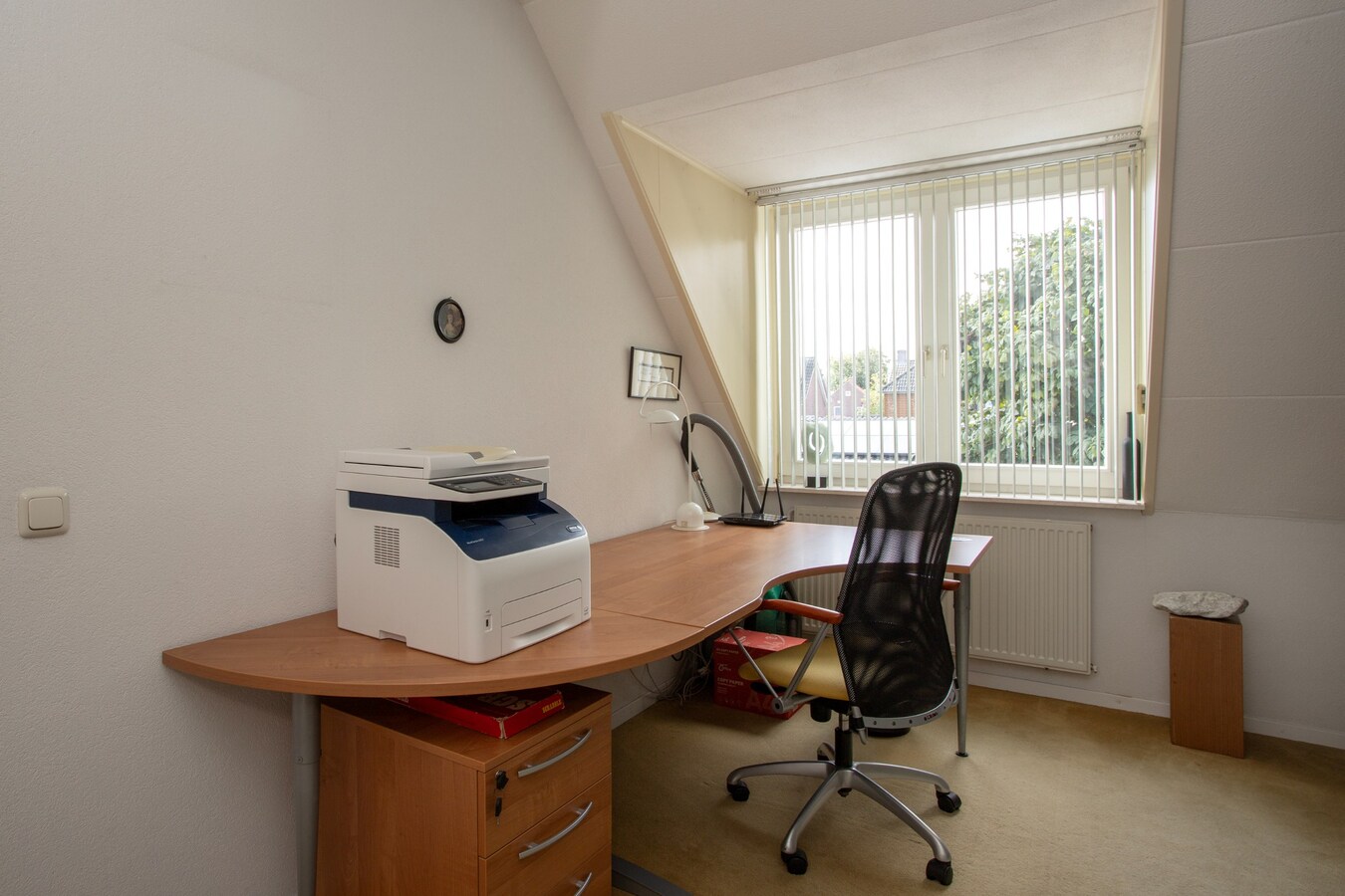 Degelijk gebouwde en perfect onderhouden vrijstaand-geschakelde gezinswoning aan ‘De Lovensbroek’. 